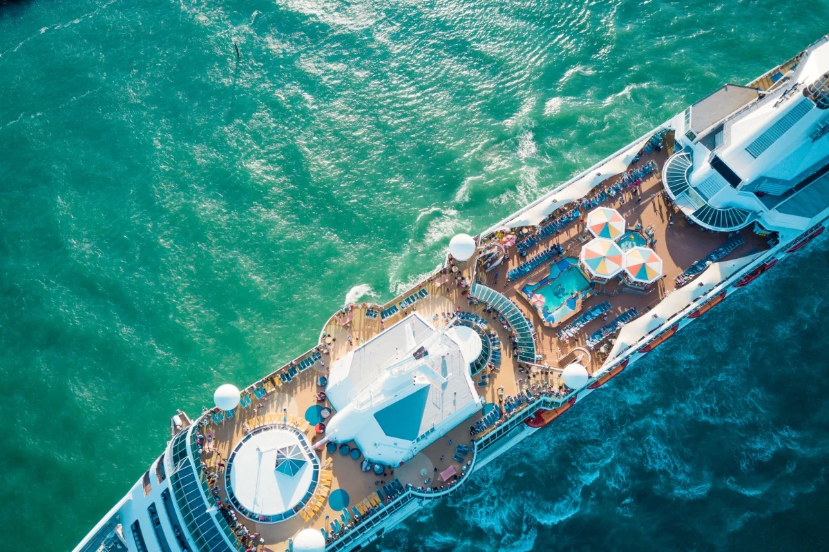Vue aérienne du grand bateau de croisière