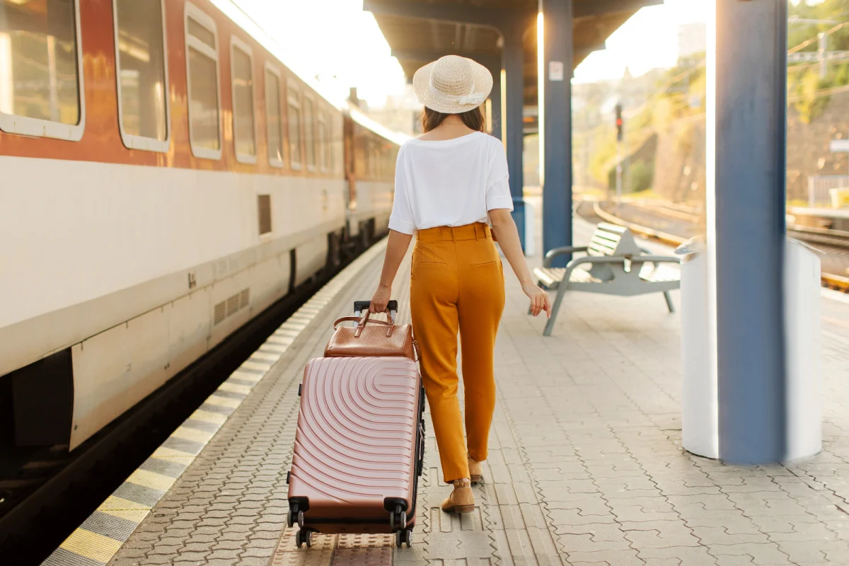 Femme avec bagages à la gare
