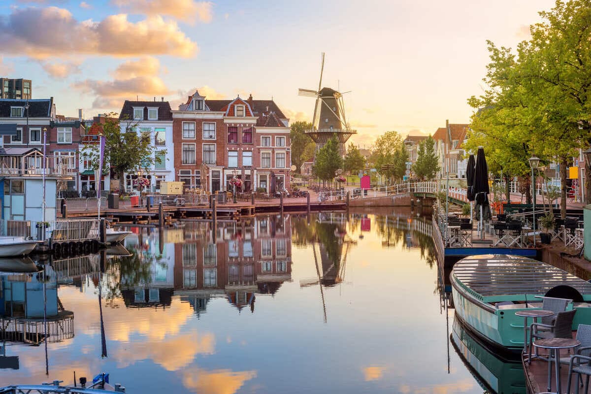 Évitez Amsterdam ! Ces 5 villes néerlandaises alternatives ont de plus jolis canaux et moins de monde
