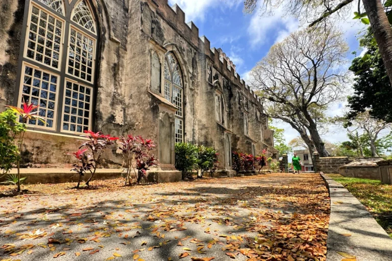 Cette île des Caraïbes est la « Petite Angleterre des tropiques » : avec un centre-ville classé au patrimoine mondial de l&rsquo;UNESCO, un train à vapeur historique et des vues imprenables sur l&rsquo;Atlantique.