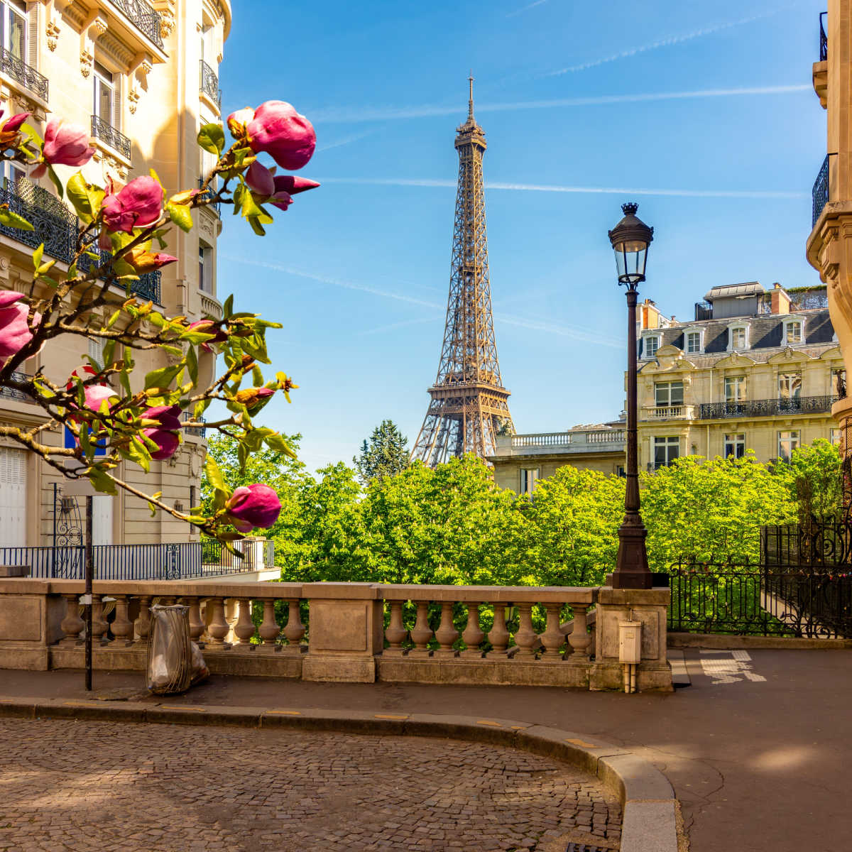 Tour Eiffel à Paris, France par une belle journée d'été