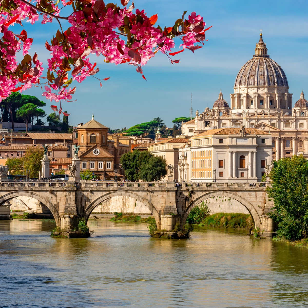 Basilique Saint-Pierre au Vatican et pont Saint-Ange sur le Tibre au printemps, Rome, Italie