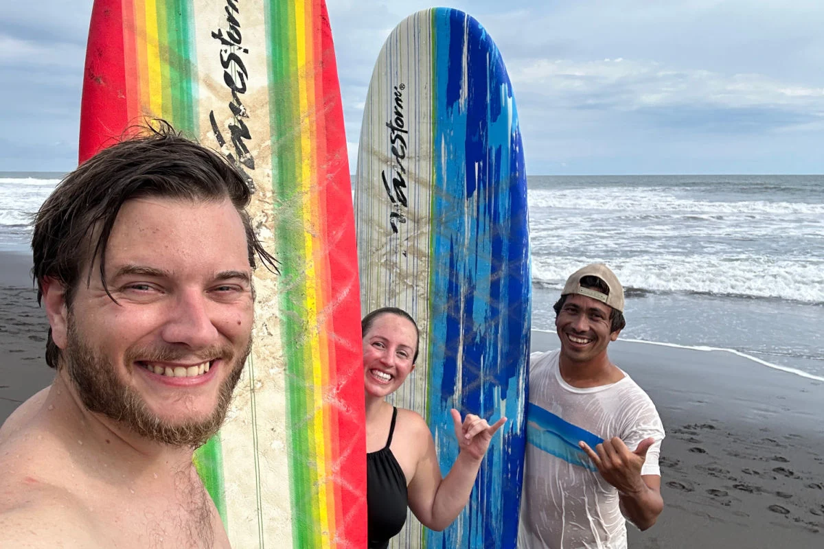 Tyler et Liz Fox à Mizata, El Salvador après un cours de surf en prenant un selfie avec un instructeur, photo de Tyler Fox