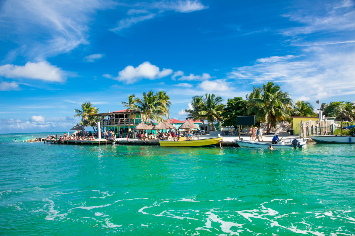 Belle vue des Caraïbes avec de l'eau turquoise sur l'île de Caye Caulker, Belize.