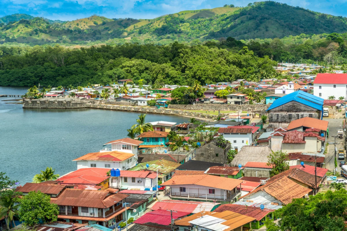 Portobelo, Panama Vue aérienne du village de Portobelo avec les murs de défense du Fort Jeronimo capturés depuis le belvédère du Pérou à Portobelo, Panama.
