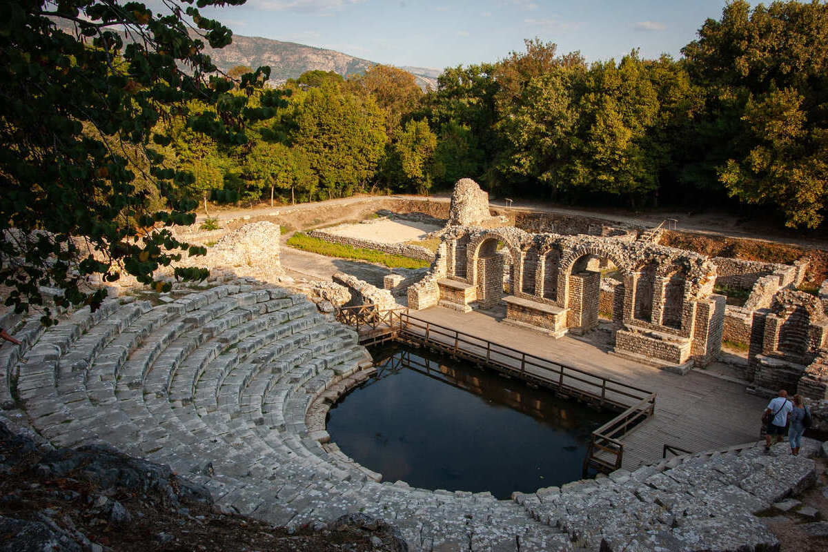 Théâtre antique englouti à Butrint, Albanie