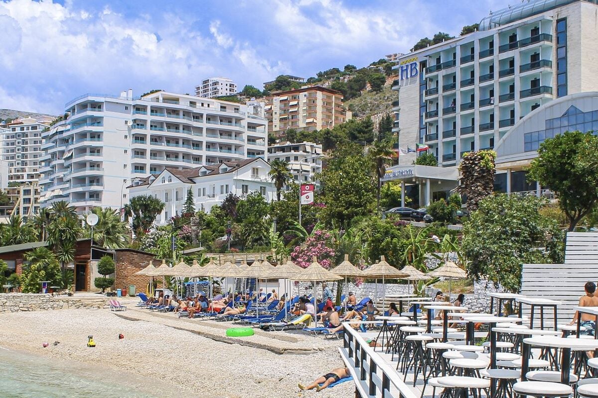 Saranda, Albanie, front de mer avec ville en arrière-plan