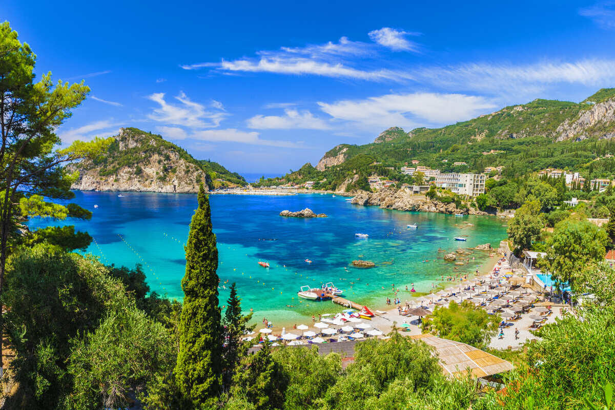 Vue panoramique de la plage de Palaiokastritsa sur l'île de Corfou, Grèce, mer Ionienne, Europe du Sud