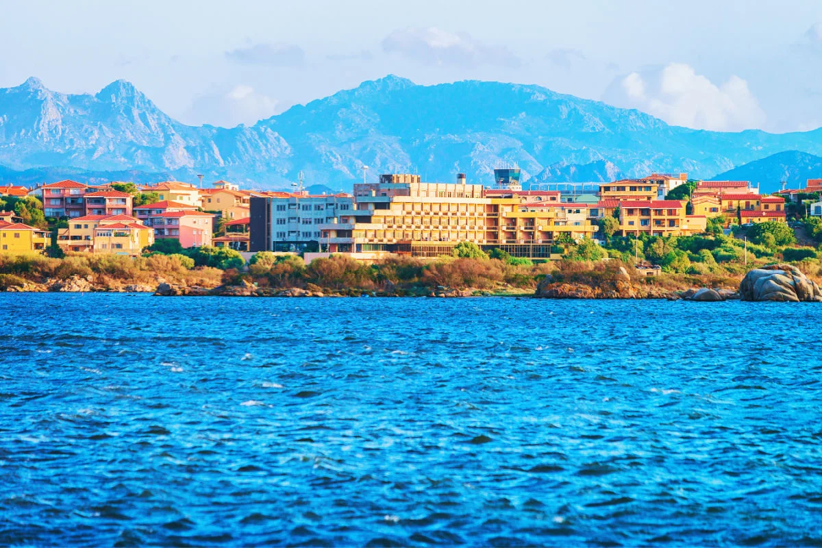 Paysage urbain d'Olbia avec la mer Méditerranée, Sardaigne, Italie