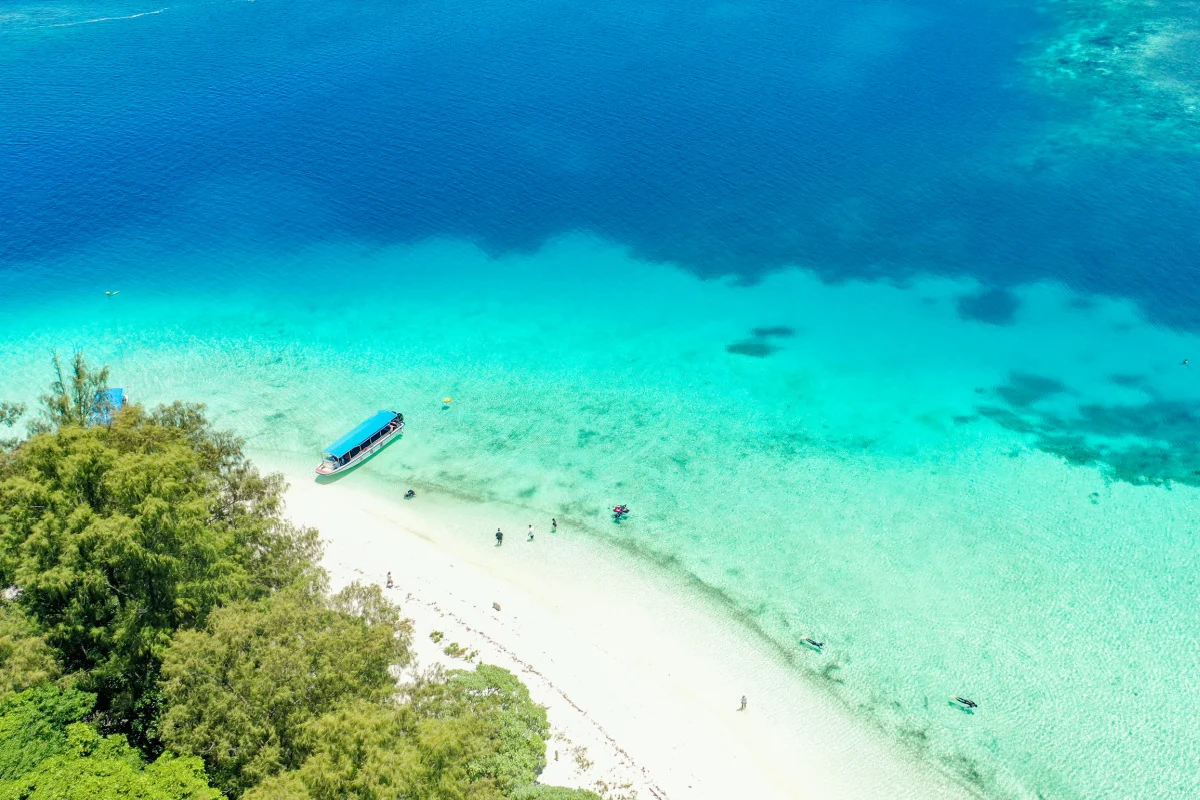Vue aérienne de l'île de Ngermeaus près du lac aux méduses à Palau.