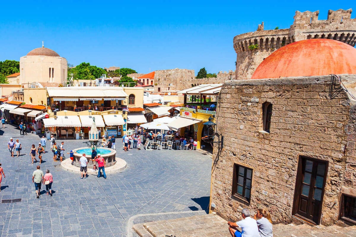 Touristes dans la vieille ville de Rhodes, Grèce, Europe du Sud