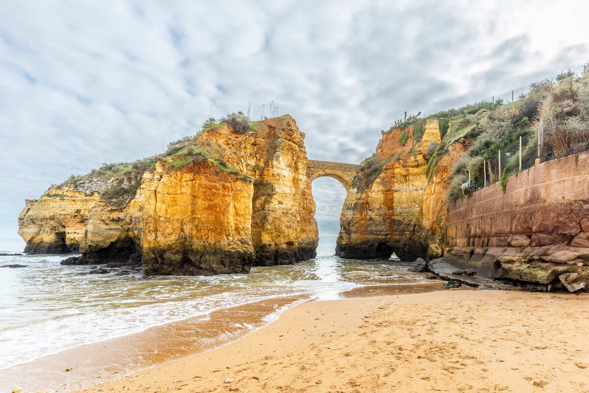 Praia dos Estudantes avec la plage romaine de Lagos, Algarve, Portugal