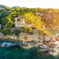 La ville côtière espagnole où a tourné la dernière saison de « La Maison du Dragon » est le prochain haut lieu du tourisme en Europe