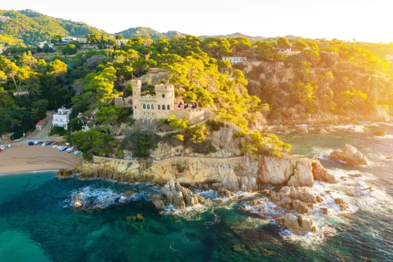 La ville côtière espagnole où a tourné la dernière saison de « La Maison du Dragon » est le prochain haut lieu du tourisme en Europe