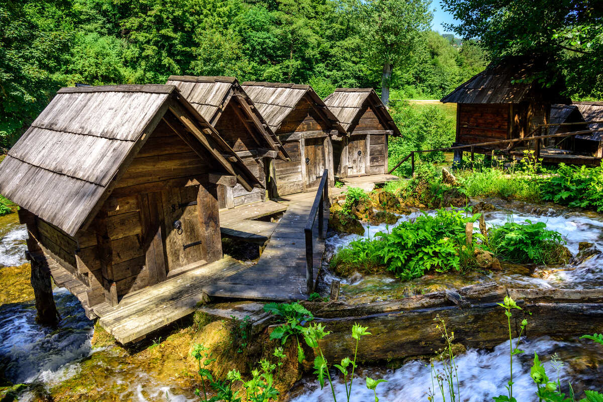 Moulins en bois dans le lac Pliva, Bosnie-Herzégovine
