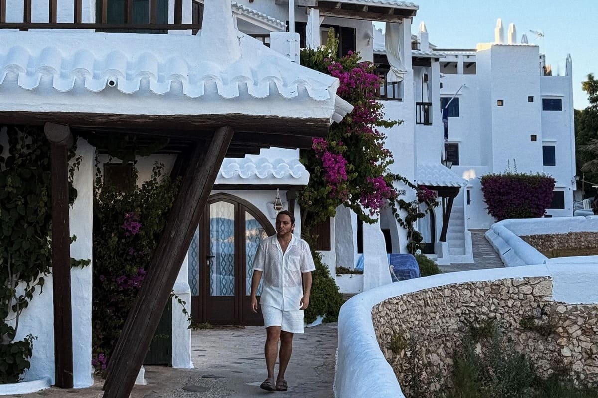 Balades touristiques à Binibeca Vell, Minorque, Espagne. Photo de Vinicius Costa