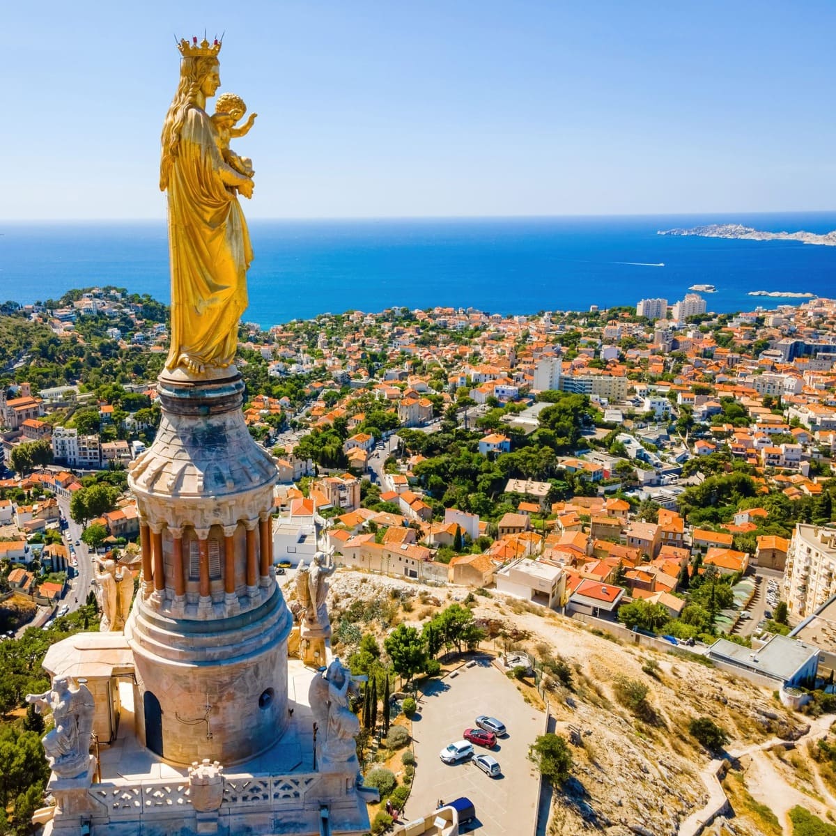 Statue dorée de Notre-Dame au sommet de Notre-Dame de la Garde à Marseille, France