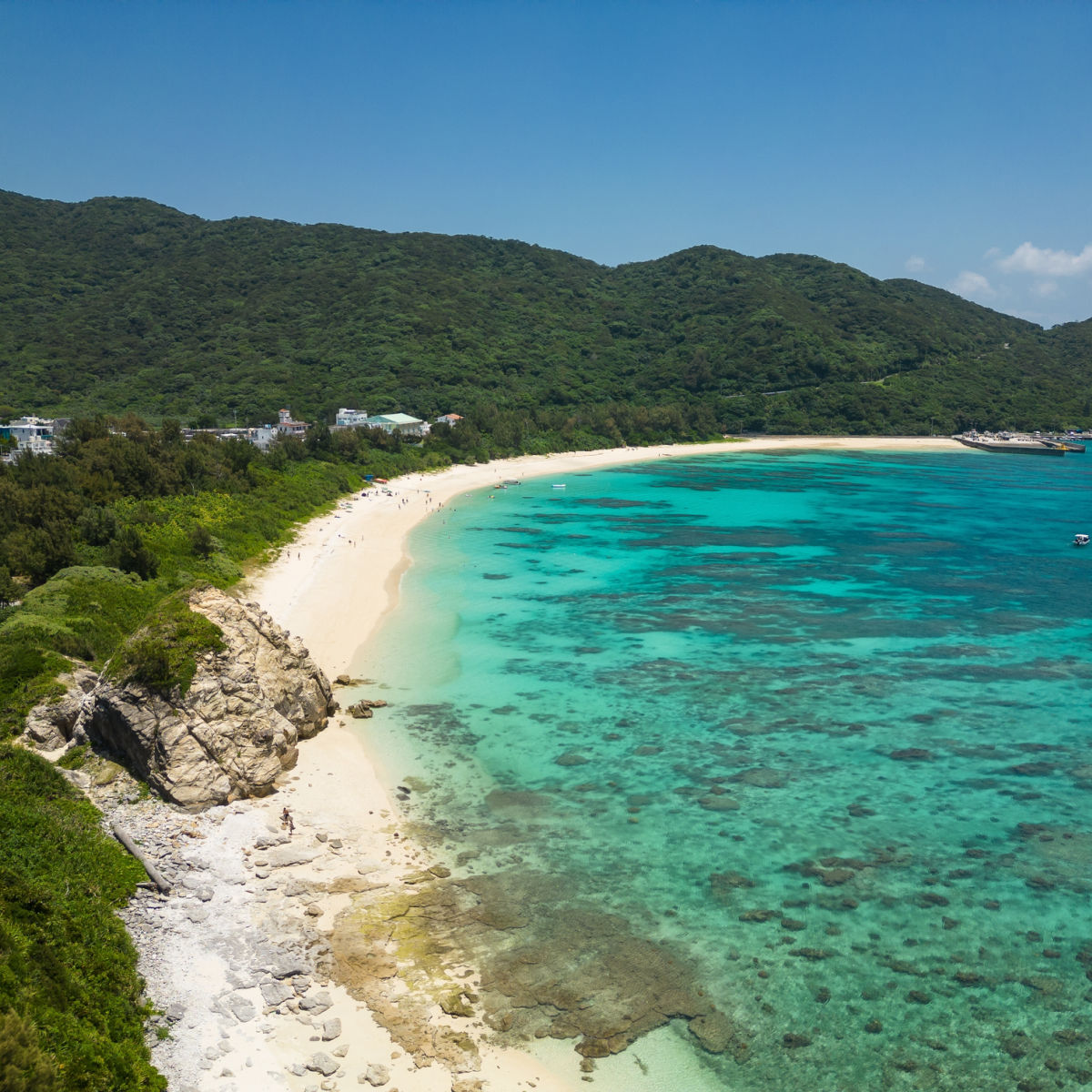 Belle-eau-bleue-et-sable-blanc-à-Okinawa