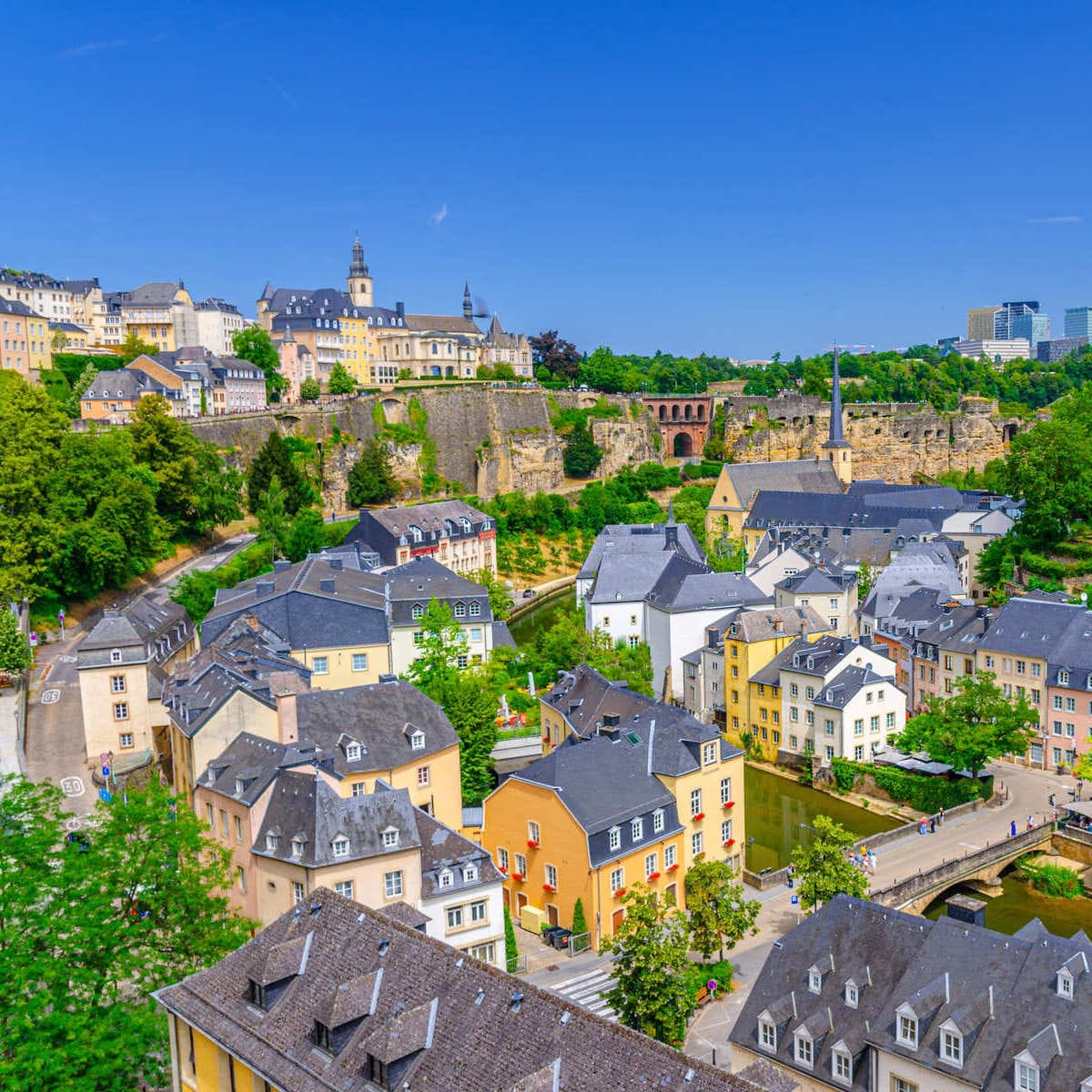Vue panoramique sur le Grund à Luxembourg-Ville, Luxembourg, Europe Centrale