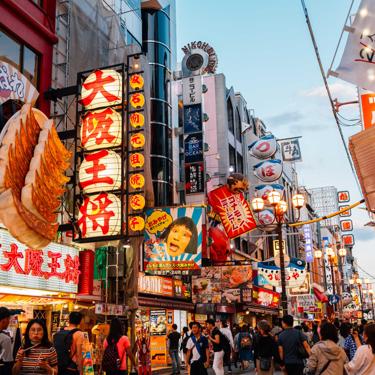 Rue bondée à Osaka, Japon
