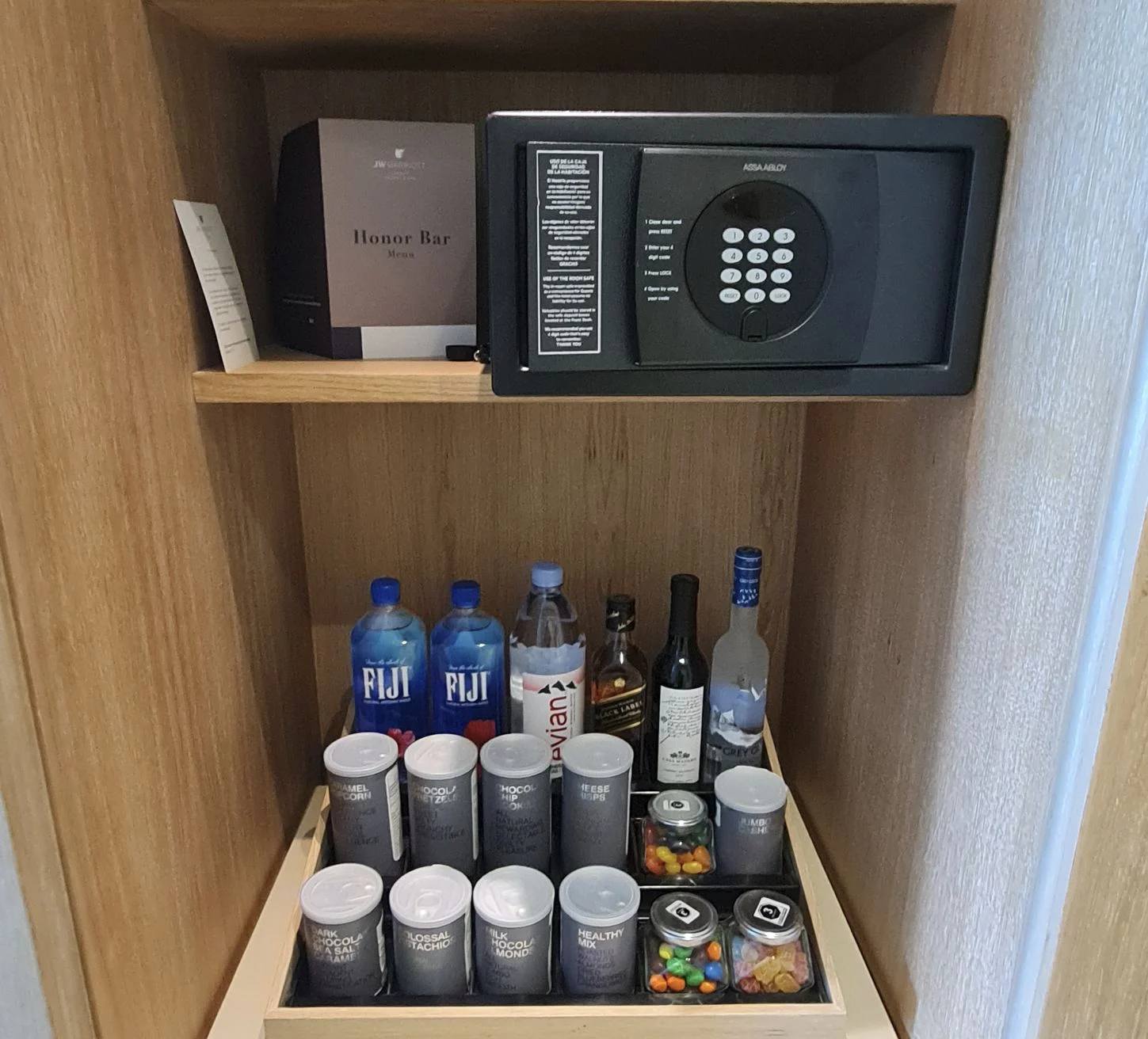 Articles-coffre-fort-et-mini-bar-au-Cancun-Resort.-Image-originale-par-Trevor-Kucheran