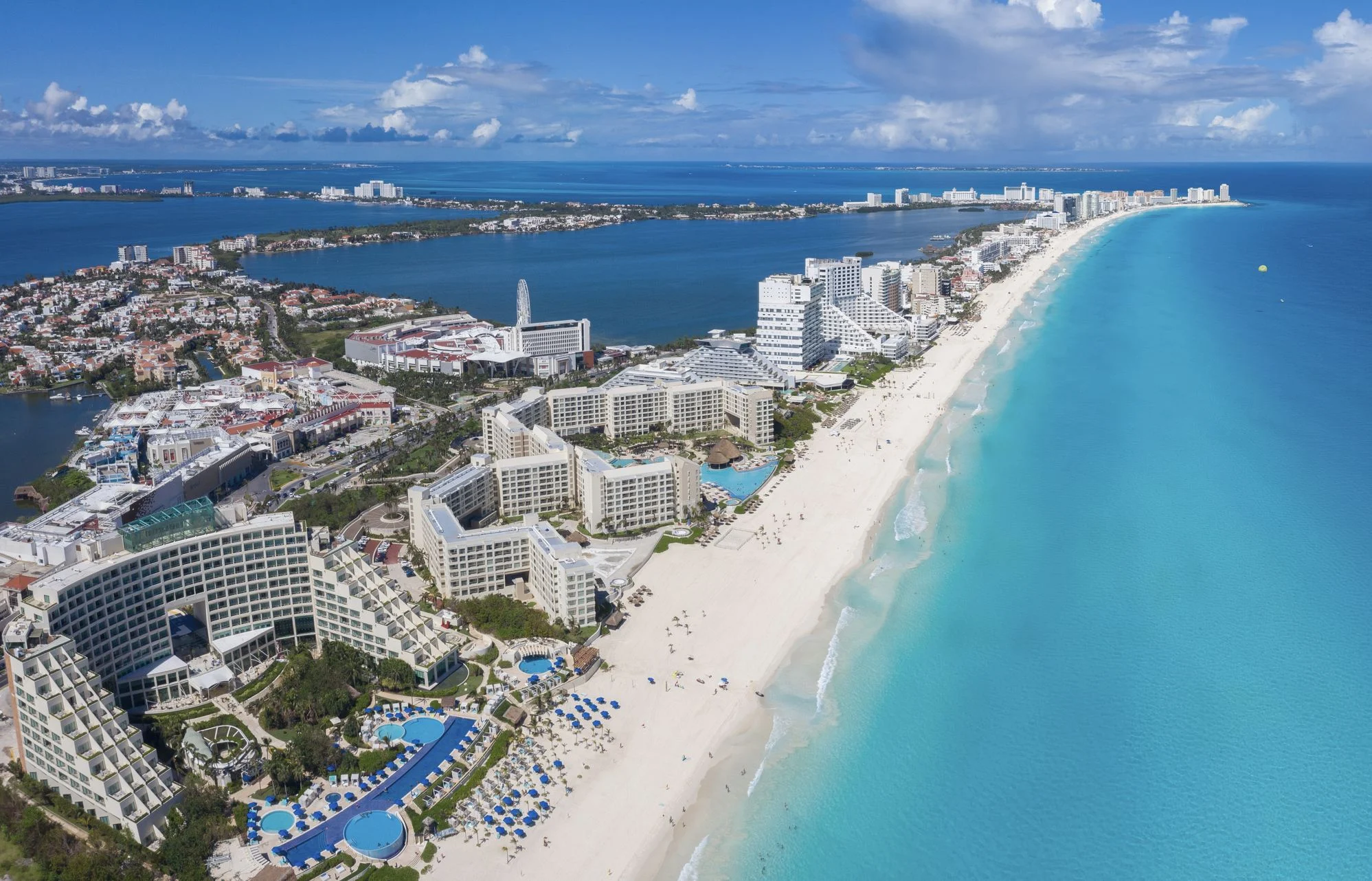 La zone hôtelière classique de Cancun avec plage de sable blanc et eaux turquoise