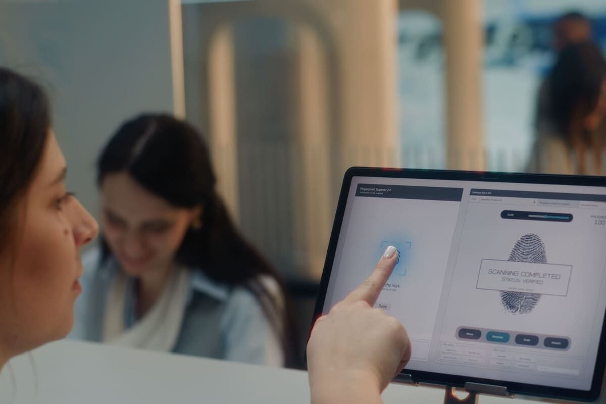 Un passager donnant ses empreintes digitales dans un aéroport