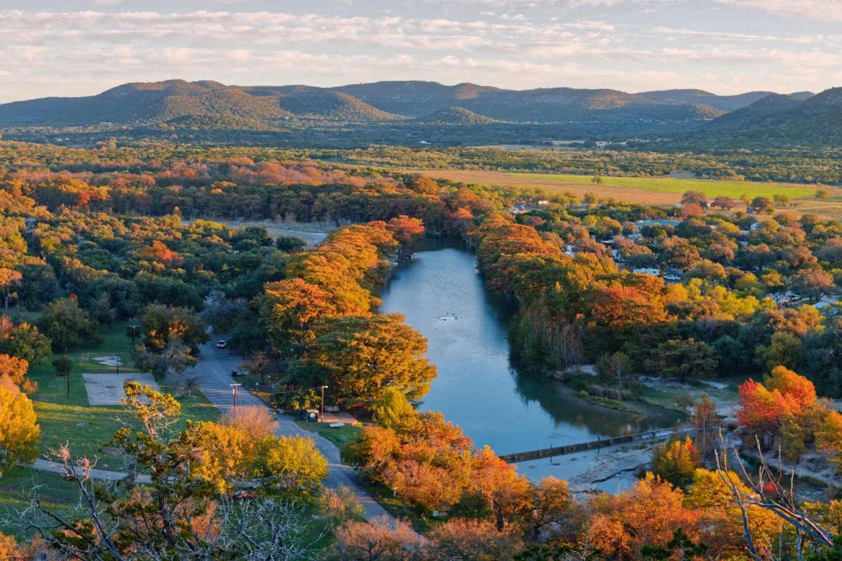 Lever du soleil automne Panorama de la rivière Frio depuis le parc national Old Baldy Garner Concan Texas Hill Country