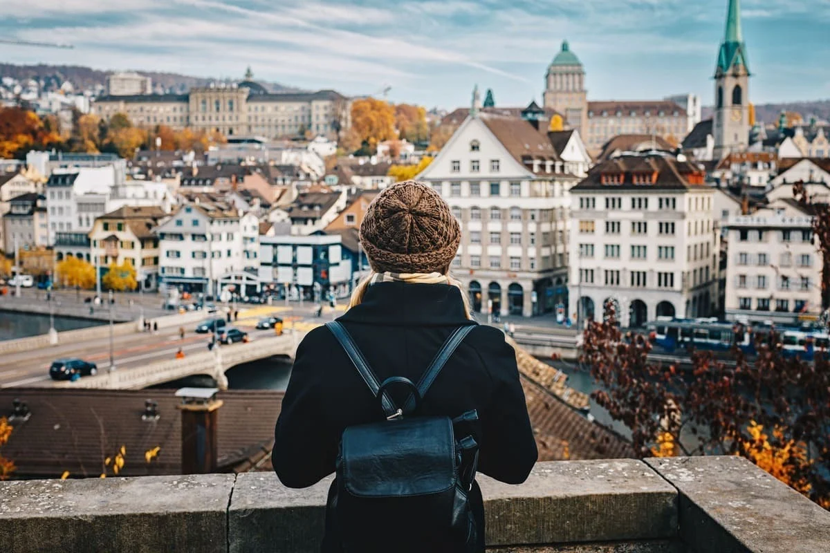 Voyageur surplombant le paysage urbain