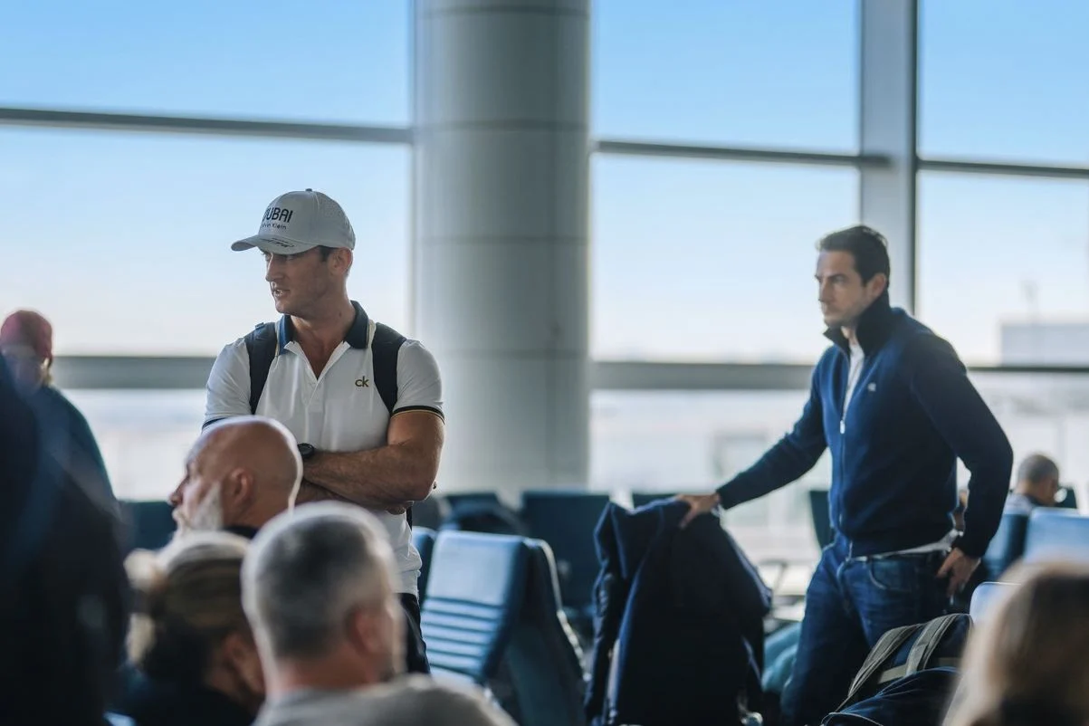 Les voyageurs attendent à l'aéroport