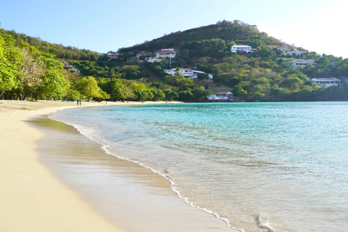 La plage du croissant caribéen de Morne Rouge, Grenade