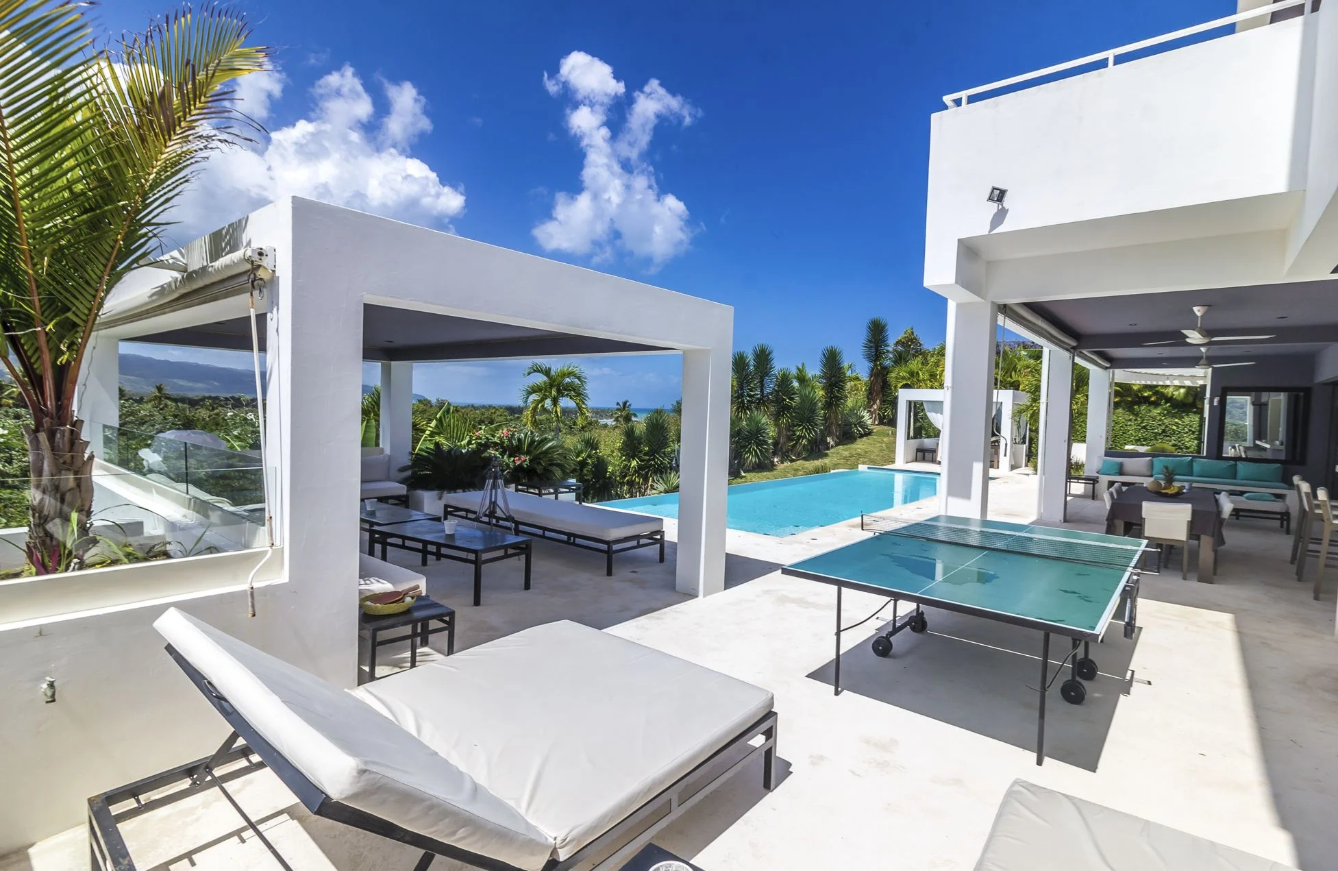 Belle vue d'une terrasse avec piscine d'une villa à Las Terrenas, Samana, République Dominicaine