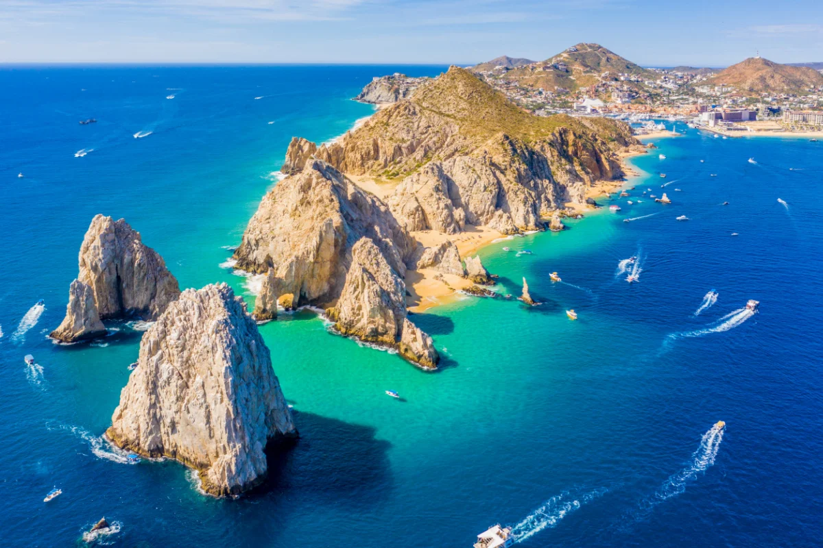 Vue aérienne de Lands End et de l'Arche de Cabo San Lucas, Baja California Sur, Mexique, où le golfe de Californie rencontre l'océan Pacifique