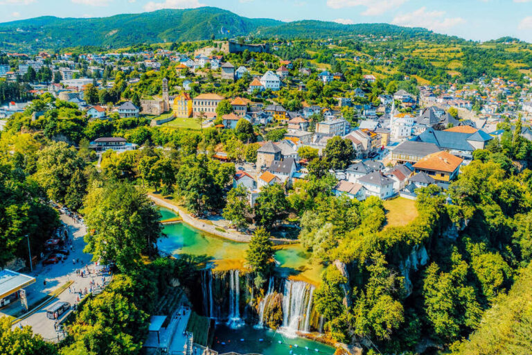 Cette ville magique construite au sommet de cascades est l&rsquo;un des secrets les mieux gardés d&rsquo;Europe