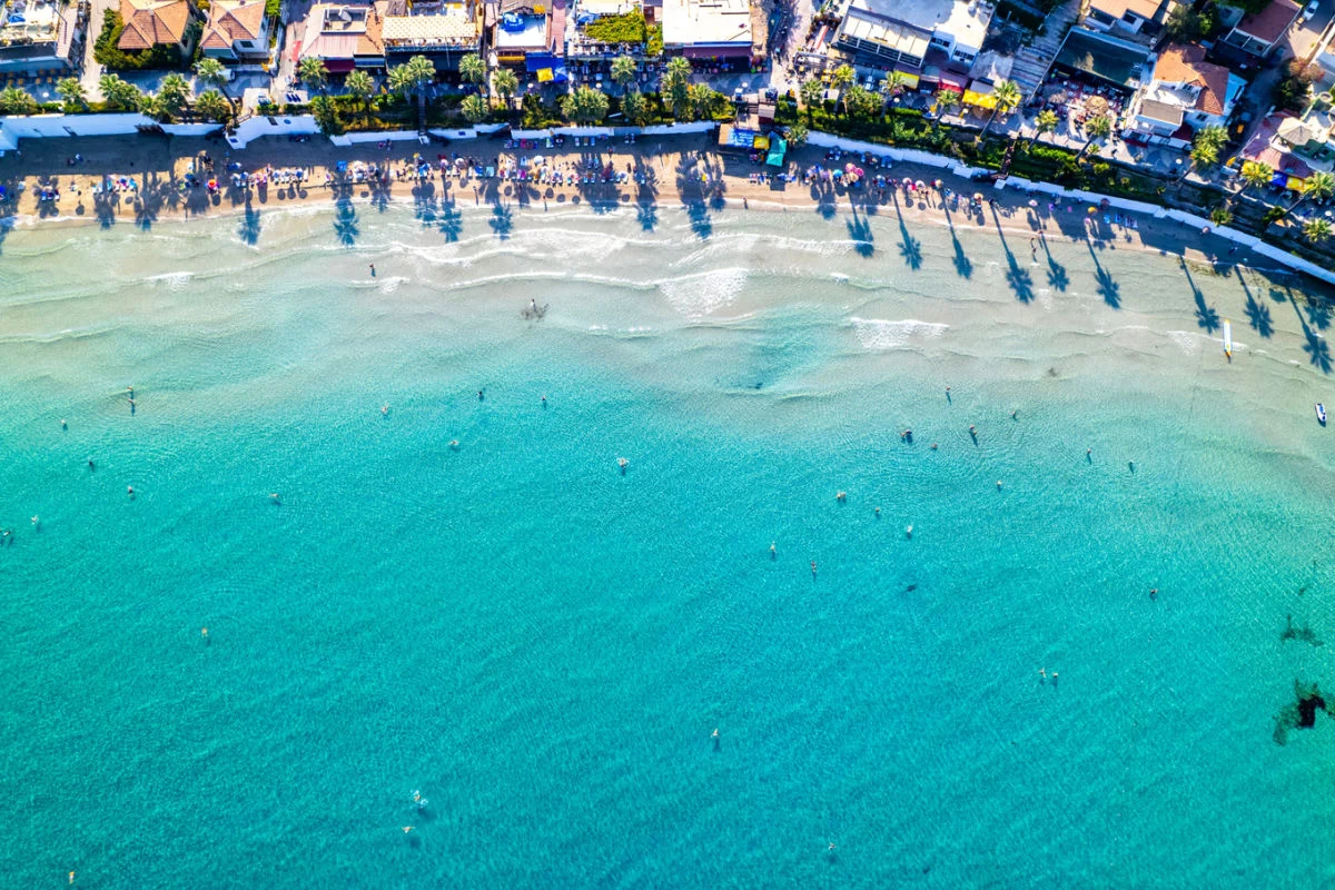 Vue aérienne de la mer turquoise de Kusadasi, Turkiye