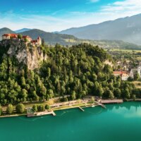 Le pays inconnu le plus sûr d&rsquo;Europe, avec ses lacs émeraude et ses châteaux de contes de fées, veut plus de touristes
