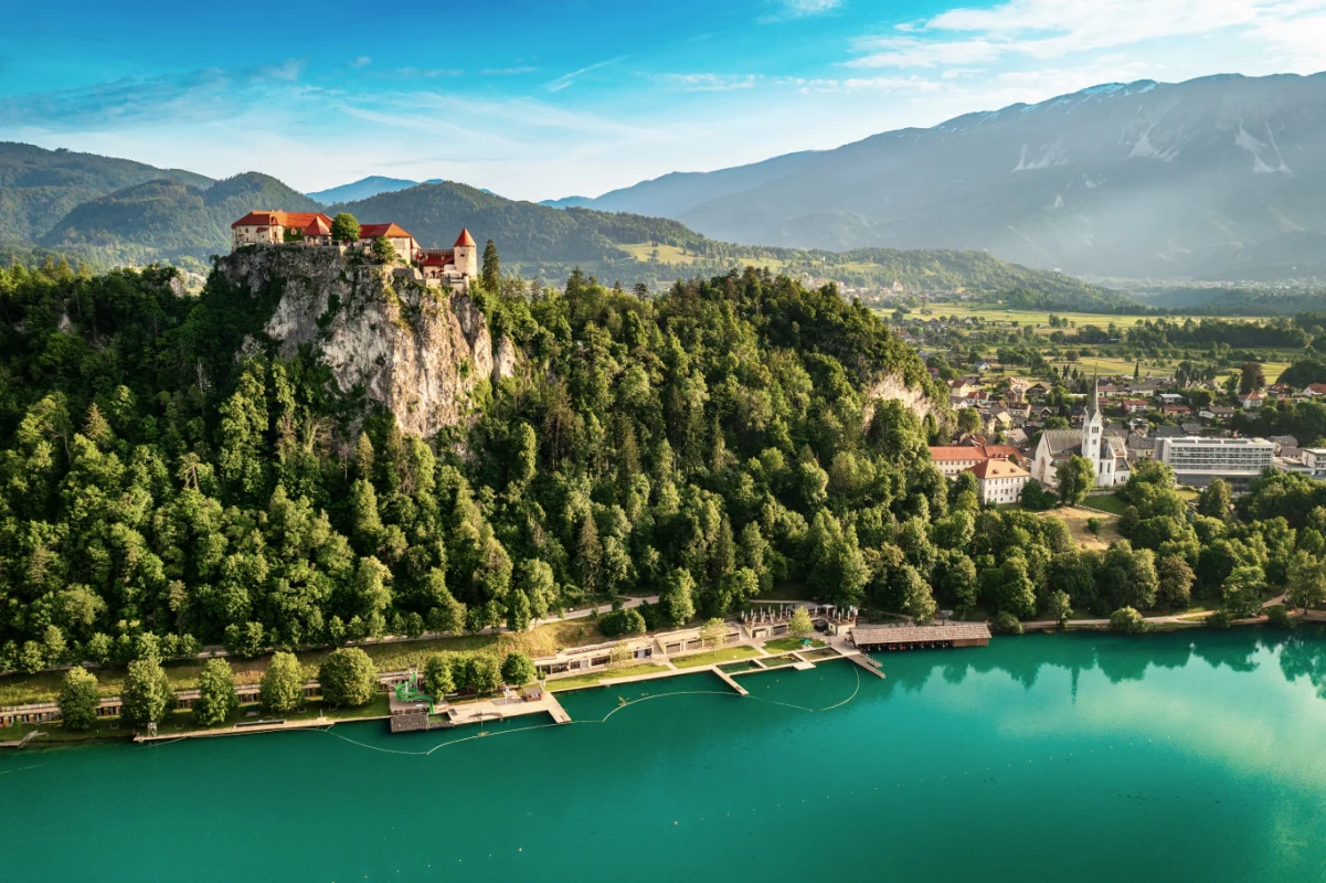 Château de Bled construit au sommet d'une falaise surplombant le lac de Bled, situé à Bled, en Slovénie.