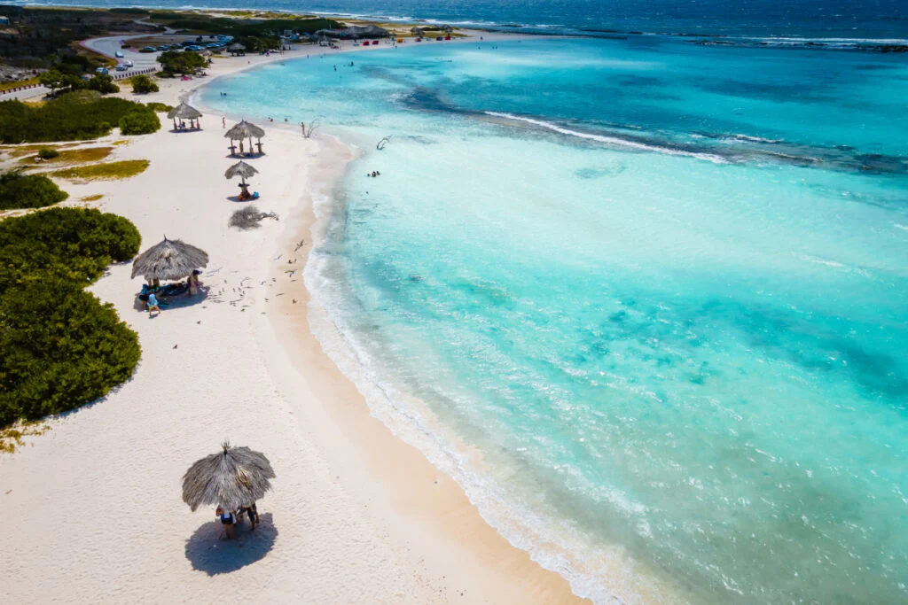 Incroyable plage de bébé et côte à Aruba, Caraïbes, plage blanche avec plage tropicale océan bleu.