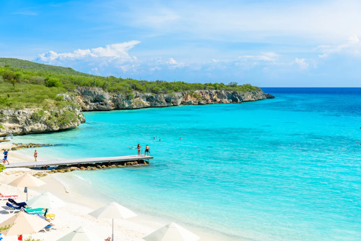 Plage de Porto Marie - plage de sable blanc avec ciel bleu et eau bleue cristalline à Curaçao, Antilles néerlandaises, une île des Caraïbes