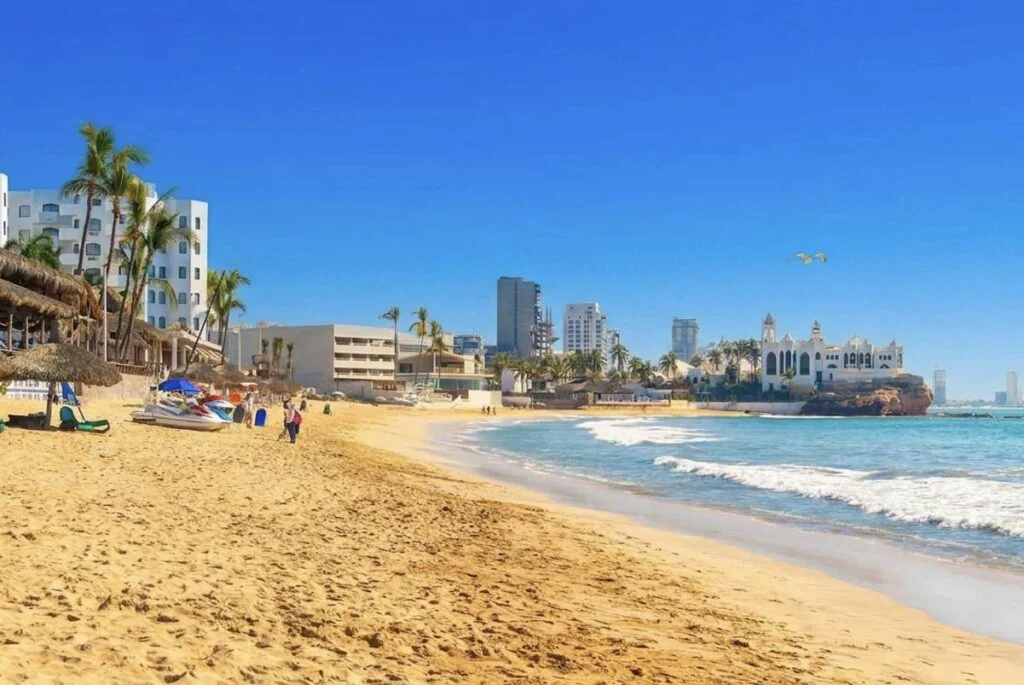 Les Américains peuvent voler sans escale vers cette destination balnéaire du Mexique avec une vieille ville historique et des kilomètres de plages de sable doré
