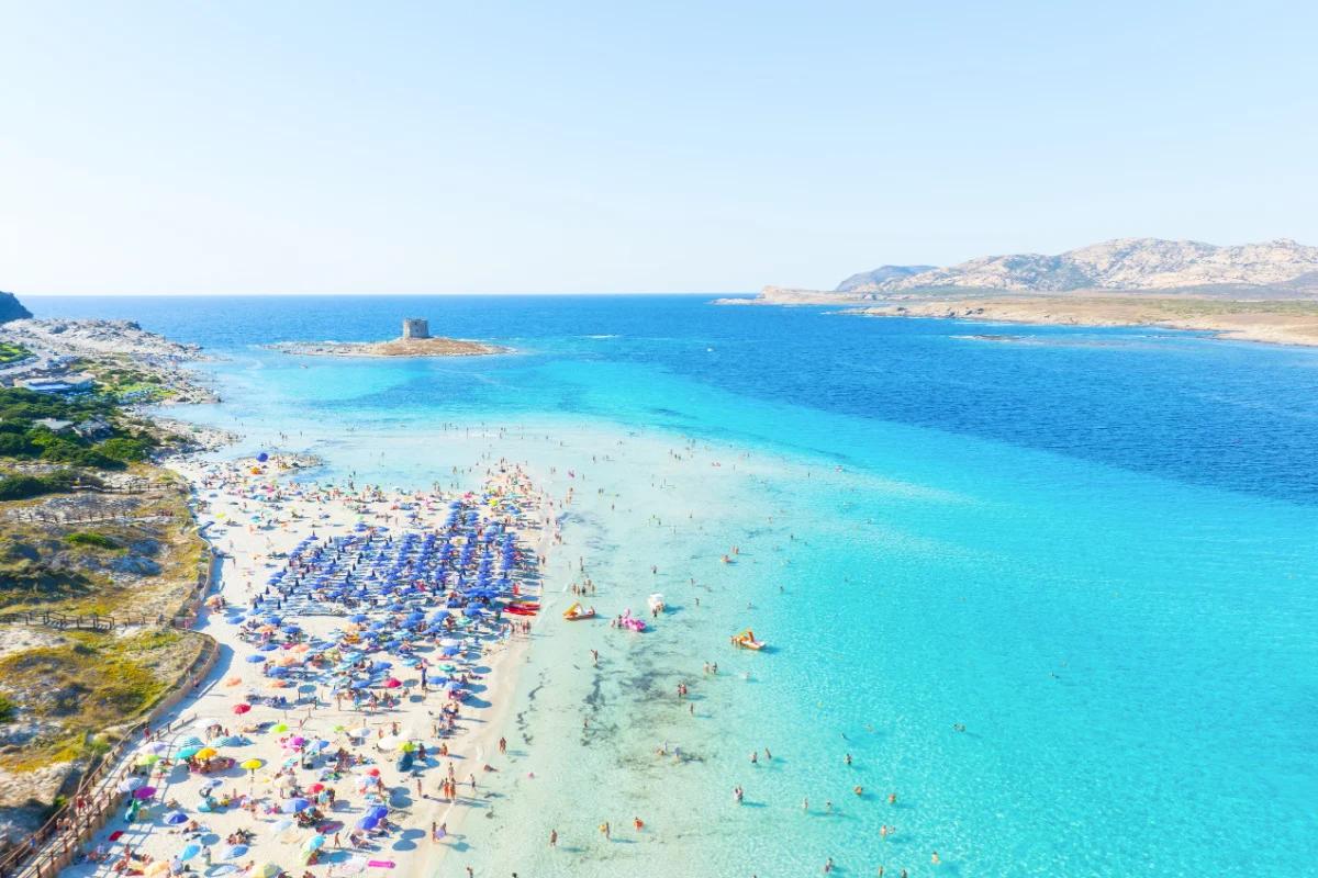 Plage La Pelosa, Sardaigne, Italie. Vacances d'été et repos. Plage, gens et parasols. Vue de dessus depuis un drone sur la plage et la mer azur. Fond, papier peint, cartes postales.