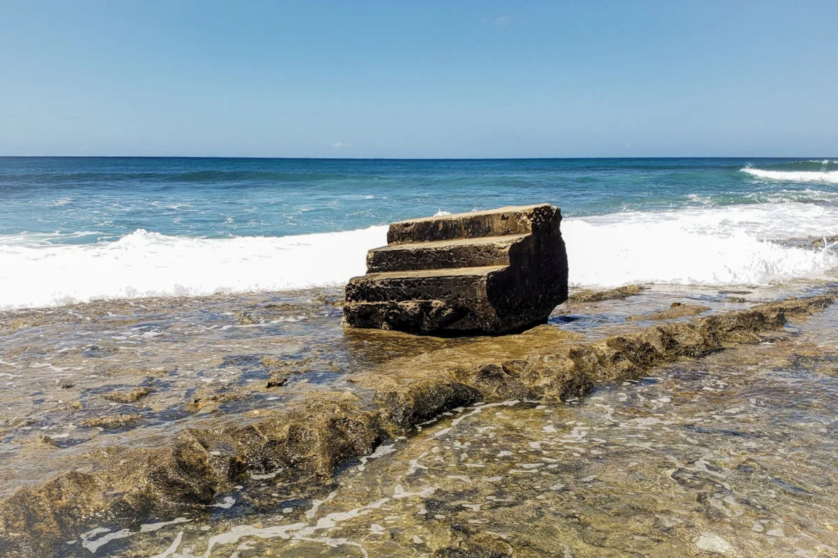 Plage des marches à Rincon, Porto Rico. Également connu sous le nom de Tres Palmas, il fait partie d'une réserve marine et est une destination populaire pour la plongée en apnée et sous-marine en raison de sa vie marine dynamique.
