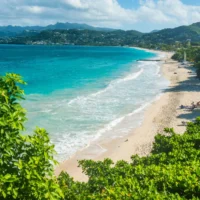 Oubliez la Jamaïque, visitez cette île aux épices sous-estimée avec des criques cachées, de la plongée en apnée de classe mondiale et des sables sans foule