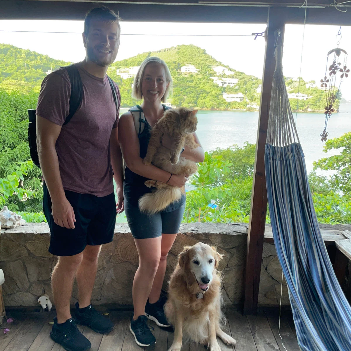 Porche de la maison de Grenade de Tyler et Liz Fox avec les animaux Nala et Cat
