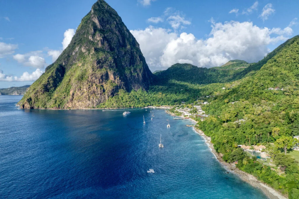 Sugar Beach et le sommet du Gros Piton à Soufrière, Sainte-Lucie