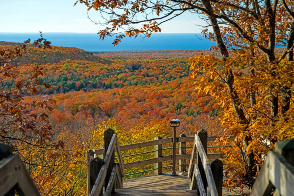 Point d'observation au pic de l'automne dans les montagnes Porcupine au Michigan