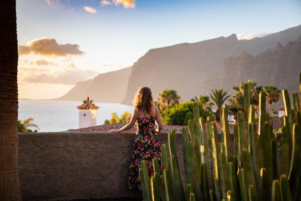femme regardant le coucher du soleil sur l'océan dans les îles Canaries de Tenerife