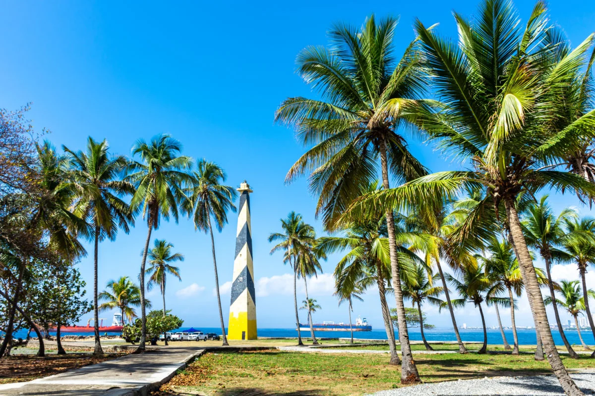 République Dominicaine Saint-Domingue, belle côte des Caraïbes avec eau turquoise et palmiers