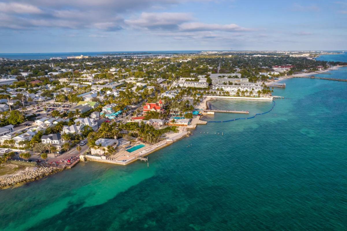 Belle vue aérienne de Key West, sa magnifique plage et sa ville en Floride USA