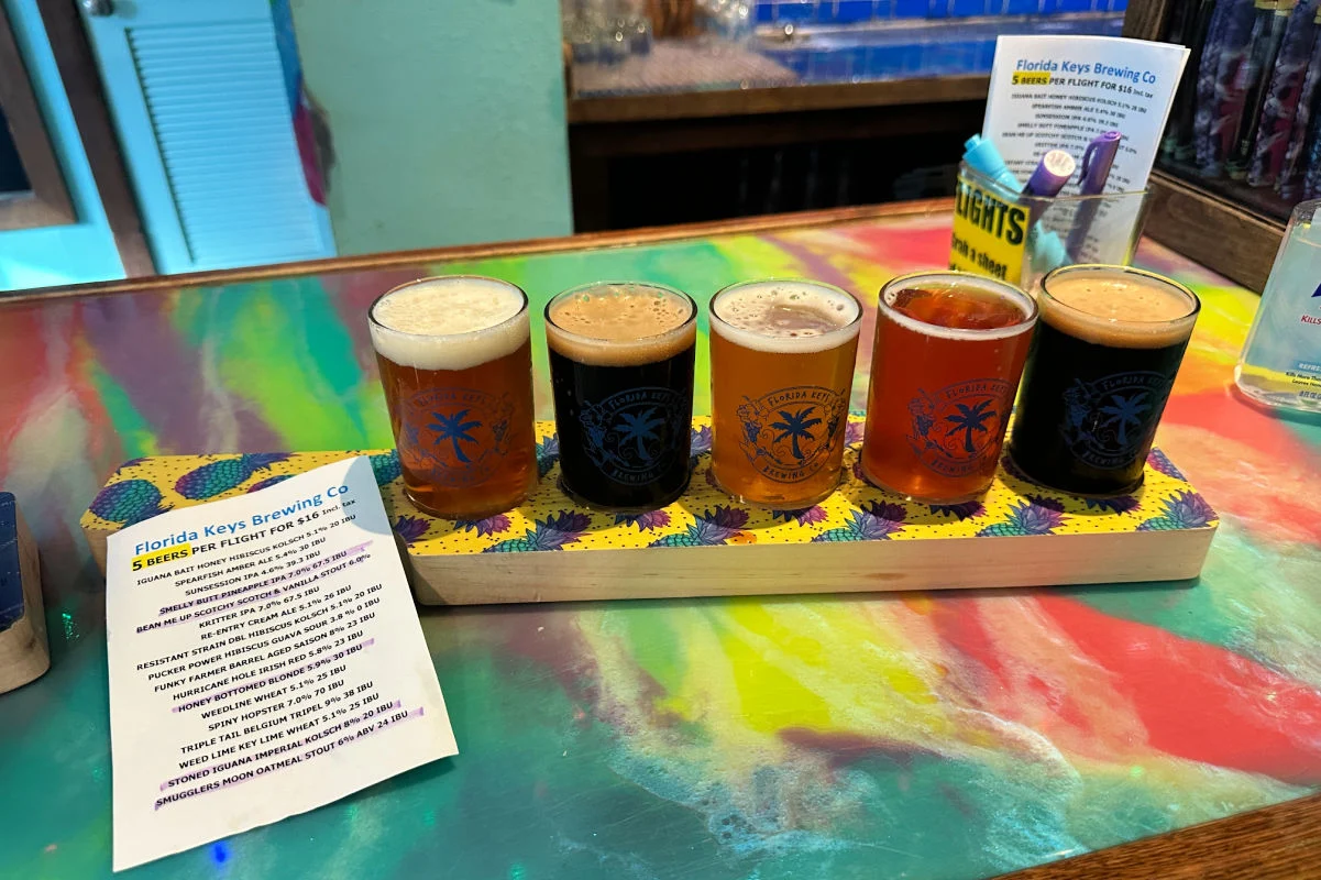 Vol de bières à la Florida Keys Brewing Company. Photo de Tyler Fox